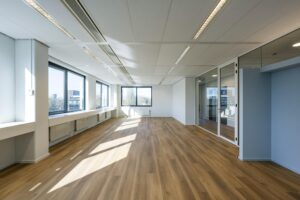 Licht en modern kantoorruimte aan de Prof. W.H. Keesomlaan met houtlook vloer en grote ramen.